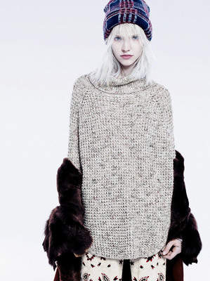 混紡高領(lǐng)針織服飾 Sasha Luss的白發(fā)炫酷演繹與Free People風(fēng)尚